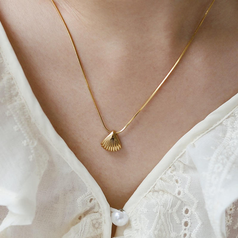 Oceania Ribbed Seashell Pendant Necklace