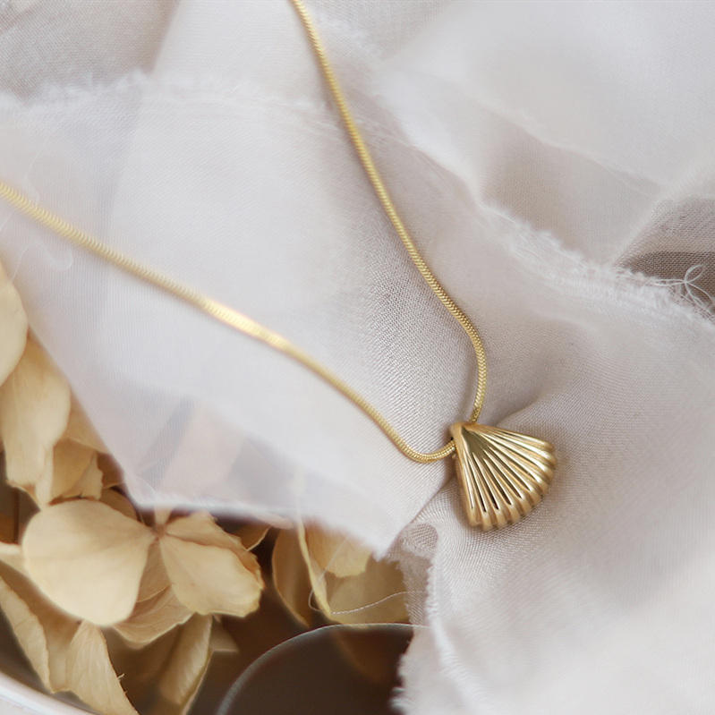 Oceania Ribbed Seashell Pendant Necklace