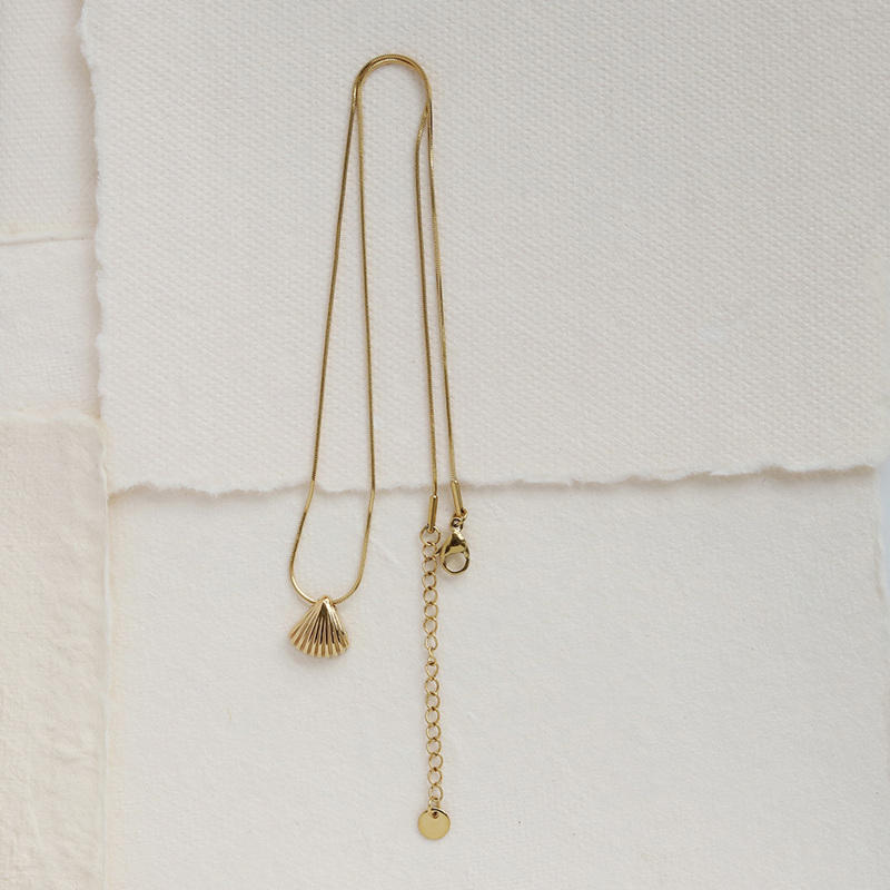 Oceania Ribbed Seashell Pendant Necklace