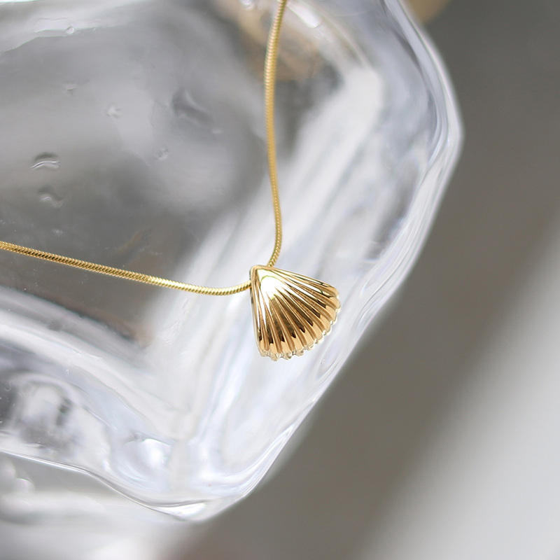 Oceania Ribbed Seashell Pendant Necklace